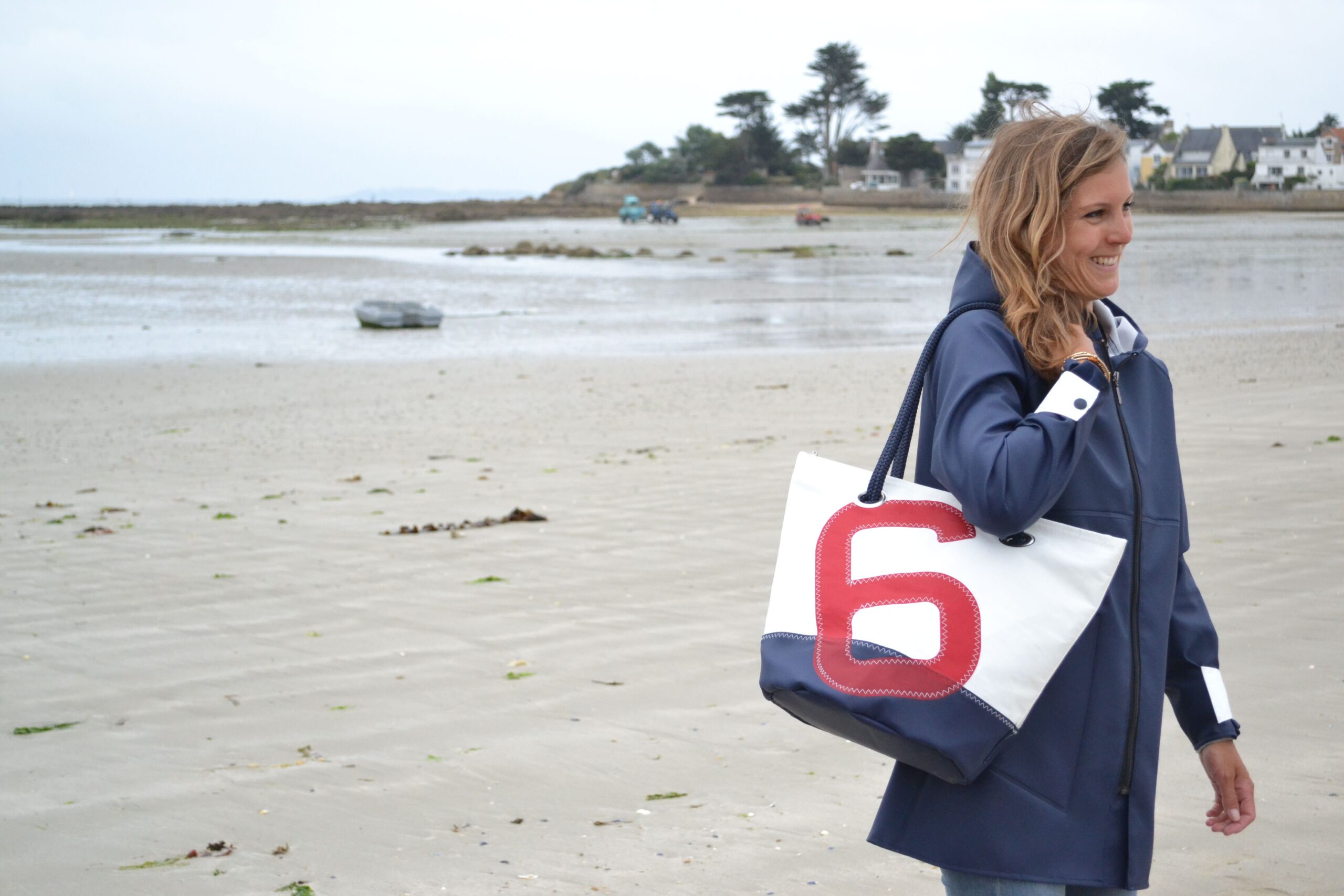 femme avec sac de plage